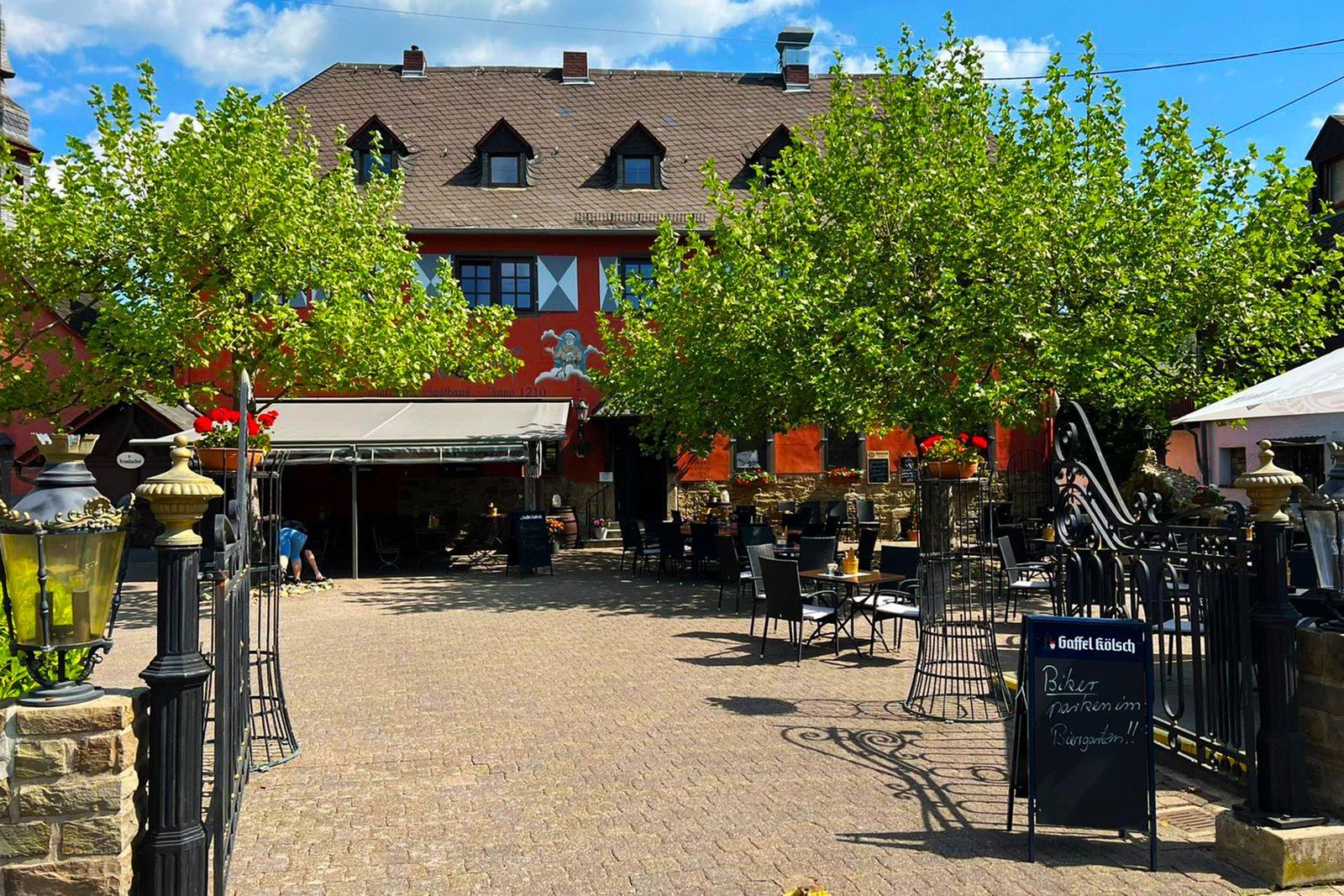 Biergarten des Mönchhofs im Schatten alter Bäume